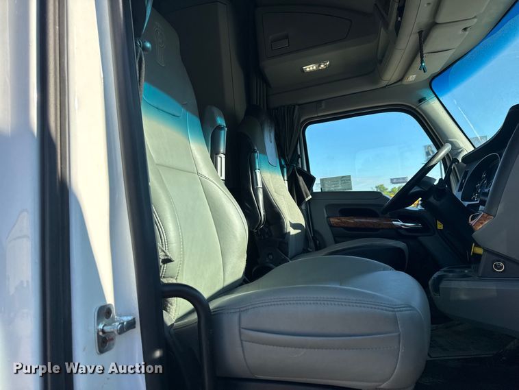 image for item DW6532 2020 Kenworth T680 Semi Truck