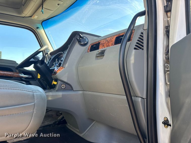 image for item DW6532 2020 Kenworth T680 Semi Truck