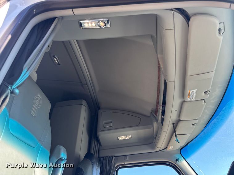 image for item DW6532 2020 Kenworth T680 Semi Truck