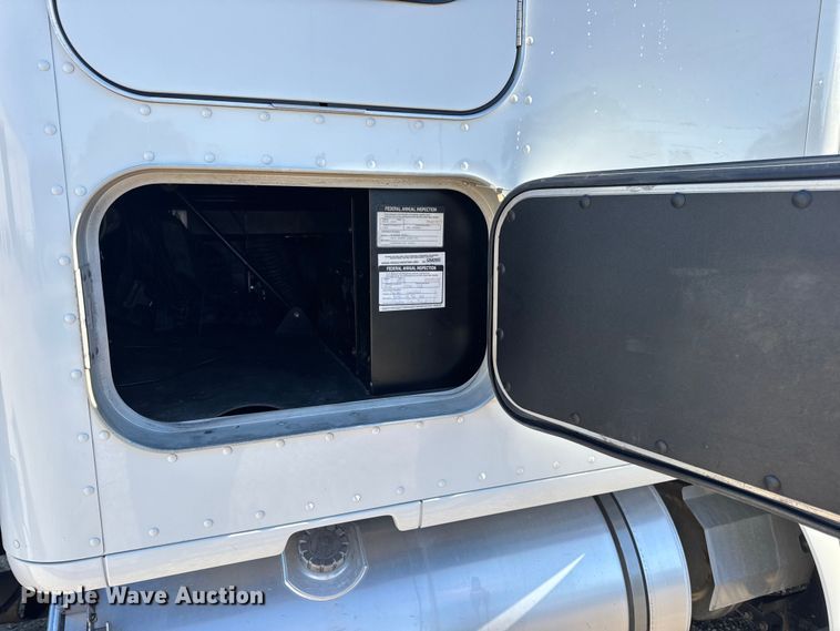 image for item DW6532 2020 Kenworth T680 Semi Truck