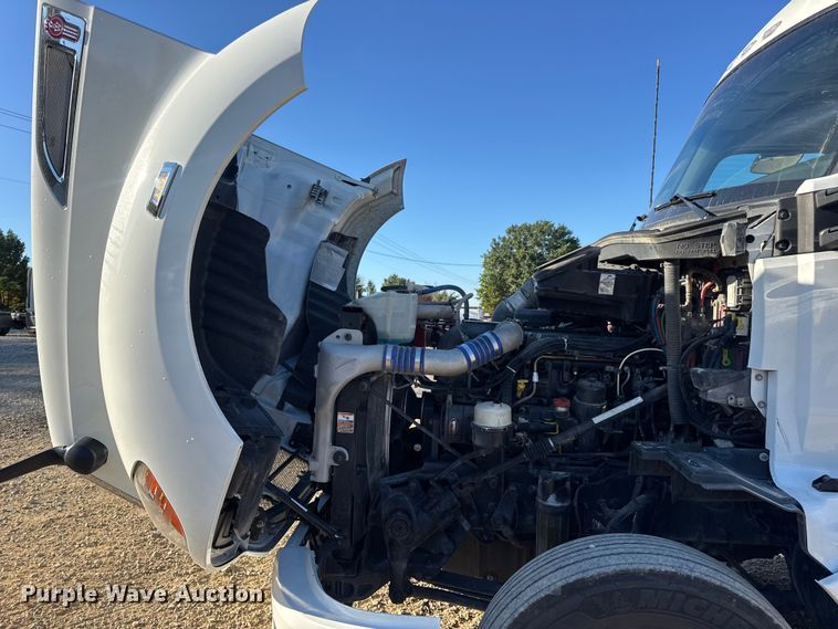 image for item DW6532 2020 Kenworth T680 Semi Truck