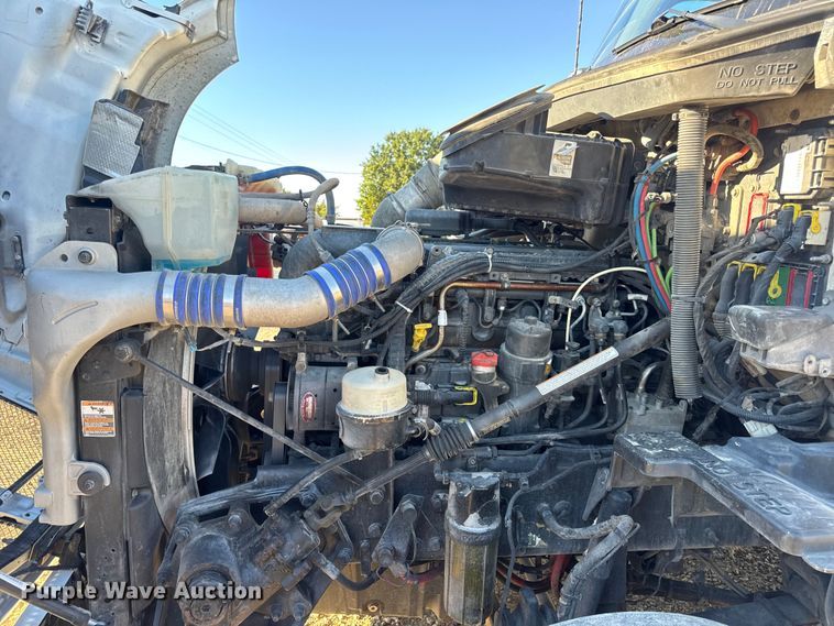 image for item DW6532 2020 Kenworth T680 Semi Truck