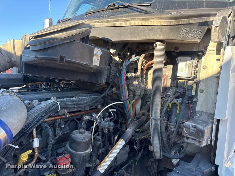 image for item DW6532 2020 Kenworth T680 Semi Truck