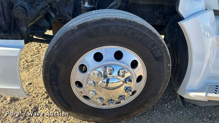 image for item DW6532 2020 Kenworth T680 Semi Truck