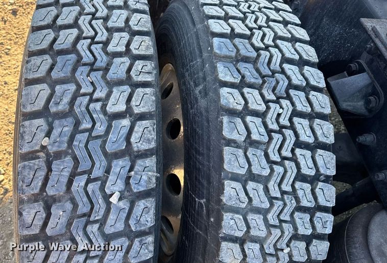 image for item DW6532 2020 Kenworth T680 Semi Truck