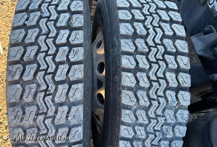 image for item DW6532 2020 Kenworth T680 Semi Truck