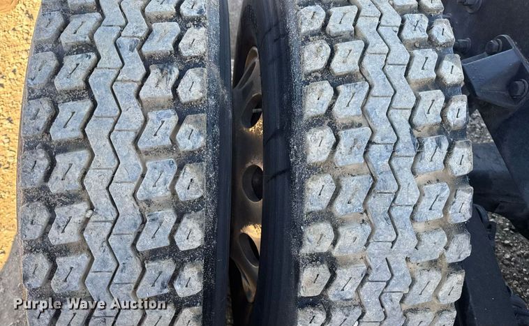 image for item DW6532 2020 Kenworth T680 Semi Truck