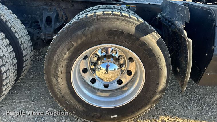 image for item DW6532 2020 Kenworth T680 Semi Truck