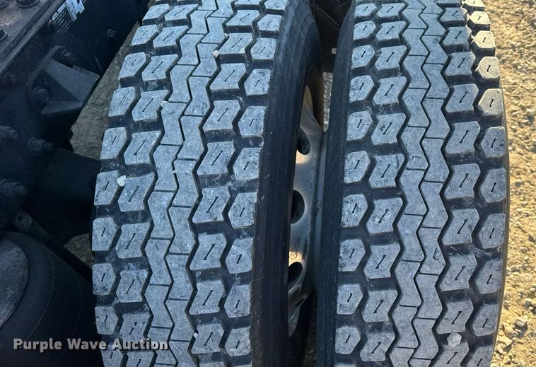 image for item DW6532 2020 Kenworth T680 Semi Truck