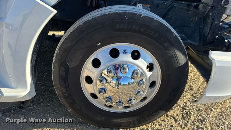 image for item DW6532 2020 Kenworth T680 Semi Truck