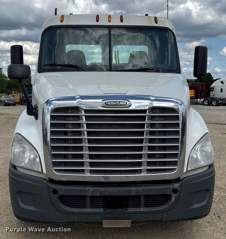 image for item DW6534 2014 Freightliner Cascadia semi truck