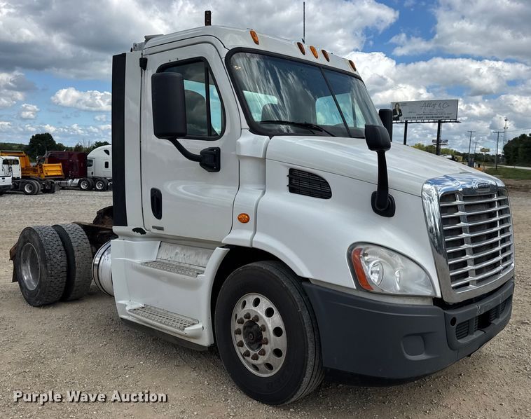 image for item DW6534 2014 Freightliner Cascadia semi truck