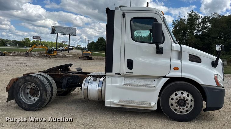 image for item DW6534 2014 Freightliner Cascadia semi truck