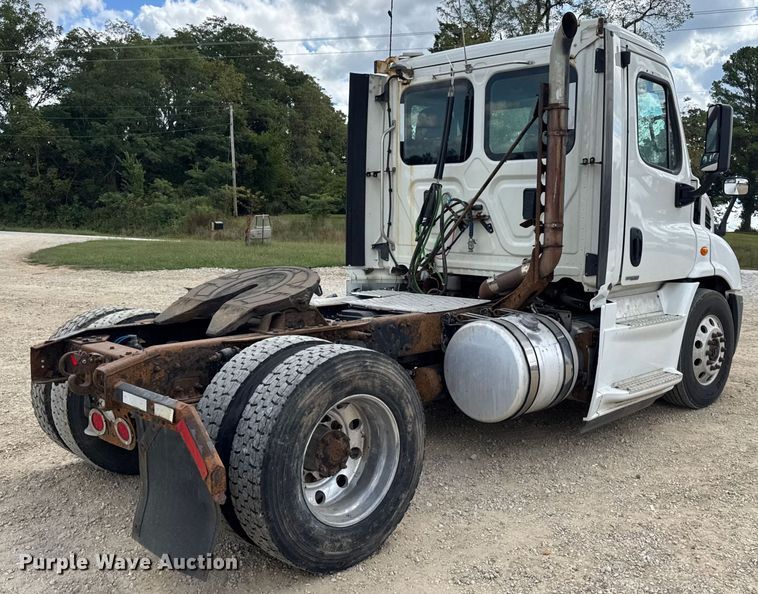 image for item DW6534 2014 Freightliner Cascadia semi truck