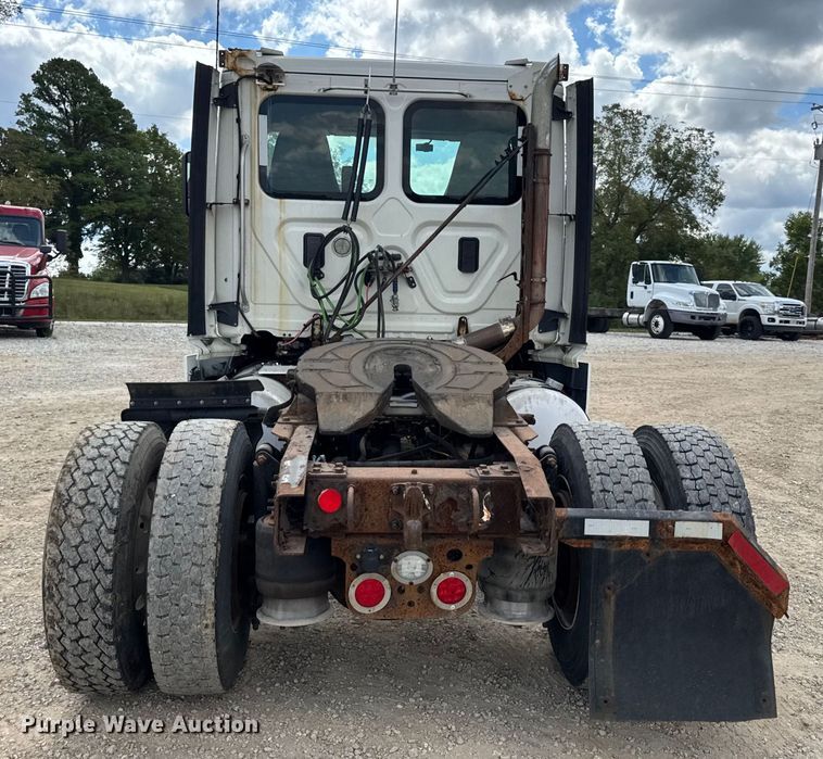 image for item DW6534 2014 Freightliner Cascadia semi truck