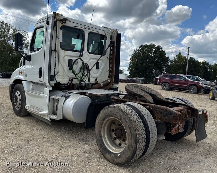 image for item DW6534 2014 Freightliner Cascadia semi truck