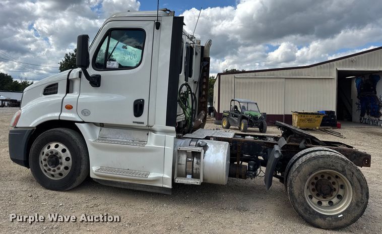 image for item DW6534 2014 Freightliner Cascadia semi truck