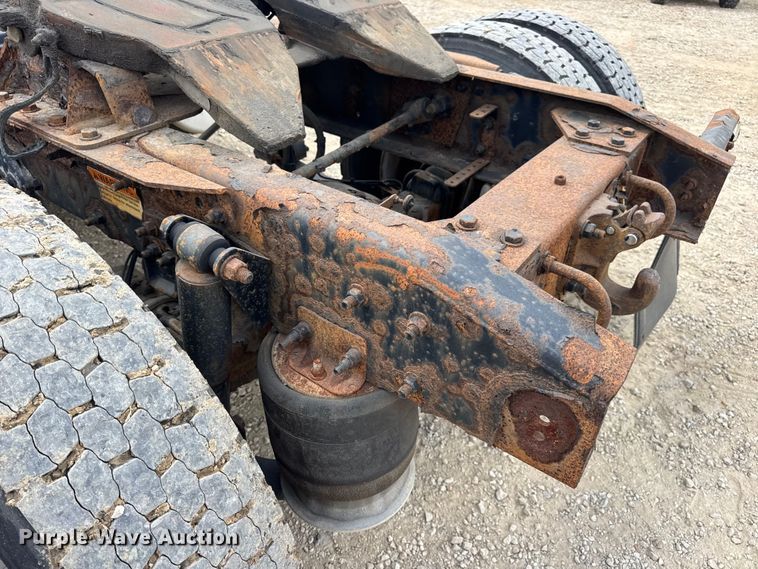 image for item DW6534 2014 Freightliner Cascadia semi truck