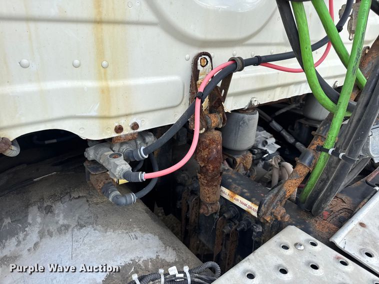 image for item DW6534 2014 Freightliner Cascadia semi truck