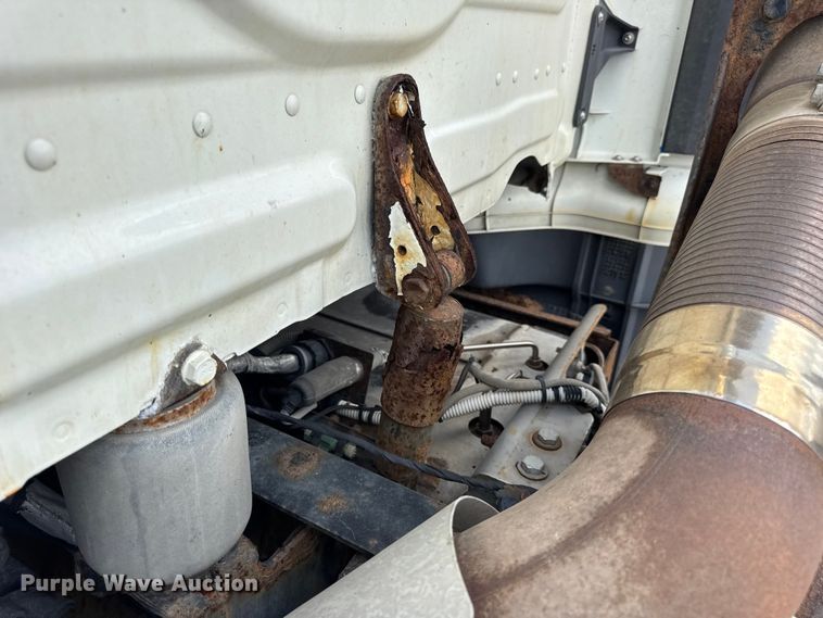 image for item DW6534 2014 Freightliner Cascadia semi truck