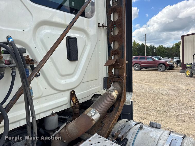 image for item DW6534 2014 Freightliner Cascadia semi truck