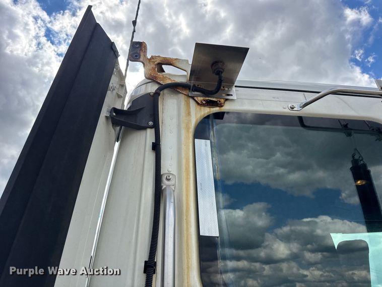 image for item DW6534 2014 Freightliner Cascadia semi truck