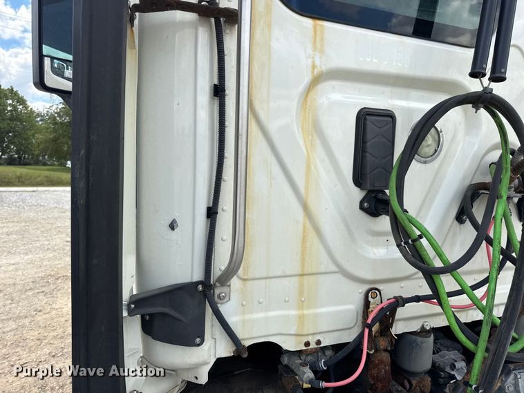 image for item DW6534 2014 Freightliner Cascadia semi truck