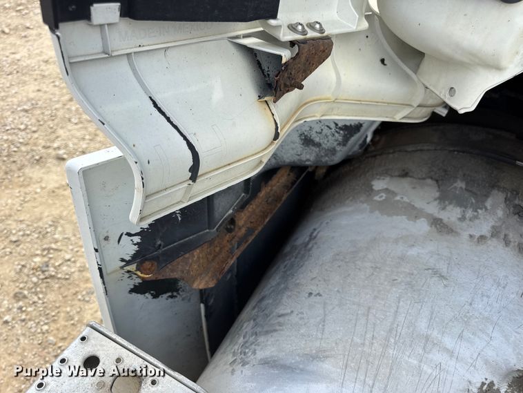 image for item DW6534 2014 Freightliner Cascadia semi truck