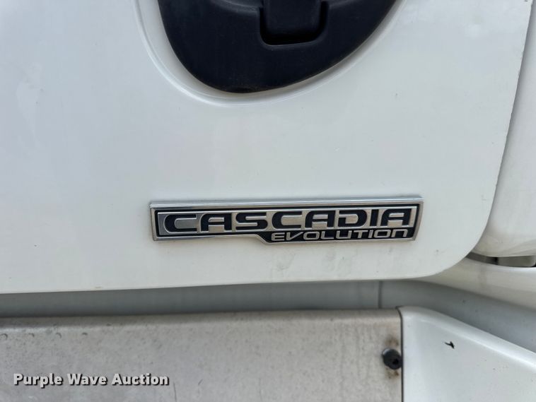 image for item DW6534 2014 Freightliner Cascadia semi truck