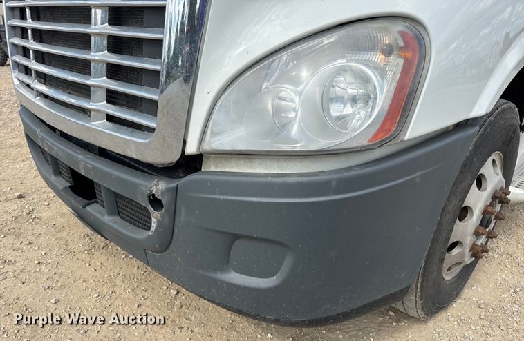 image for item DW6534 2014 Freightliner Cascadia semi truck