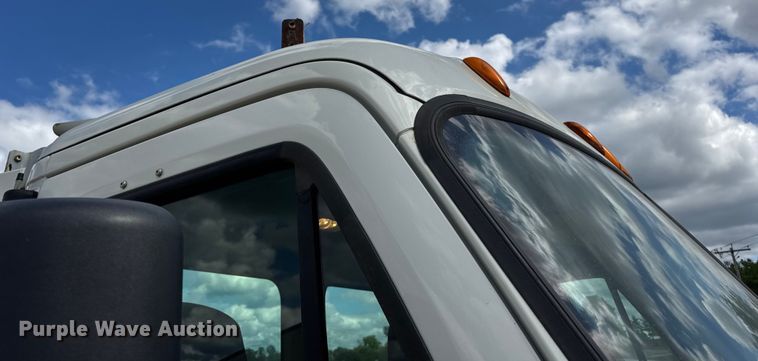 image for item DW6534 2014 Freightliner Cascadia semi truck