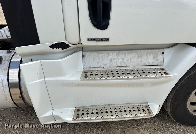image for item DW6534 2014 Freightliner Cascadia semi truck