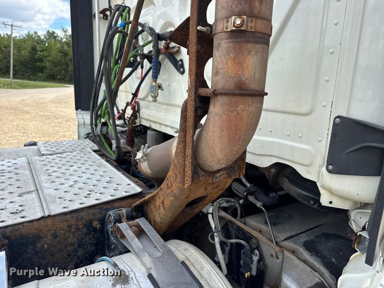 image for item DW6534 2014 Freightliner Cascadia semi truck