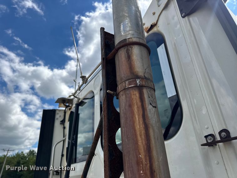 image for item DW6534 2014 Freightliner Cascadia semi truck