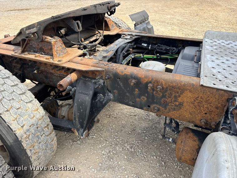 image for item DW6534 2014 Freightliner Cascadia semi truck