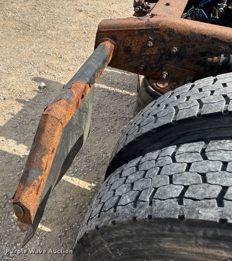 image for item DW6534 2014 Freightliner Cascadia semi truck