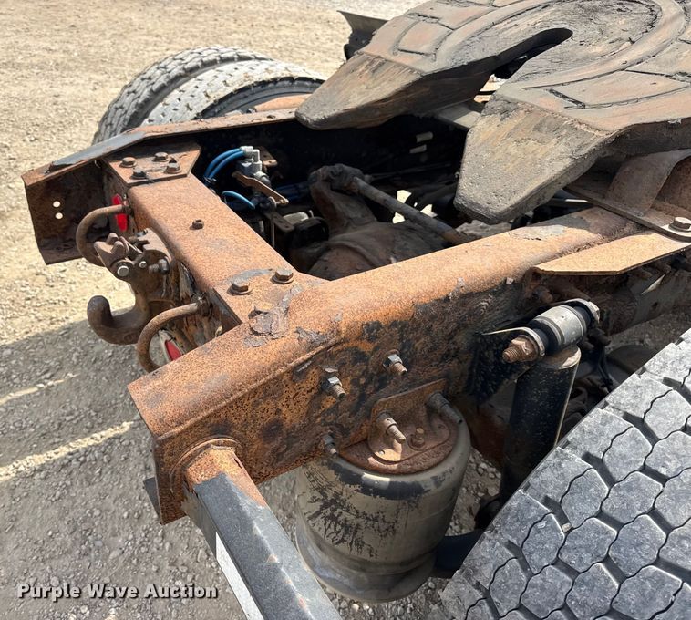 image for item DW6534 2014 Freightliner Cascadia semi truck