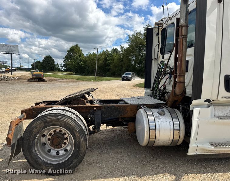 image for item DW6534 2014 Freightliner Cascadia semi truck