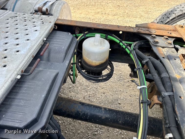 image for item DW6534 2014 Freightliner Cascadia semi truck