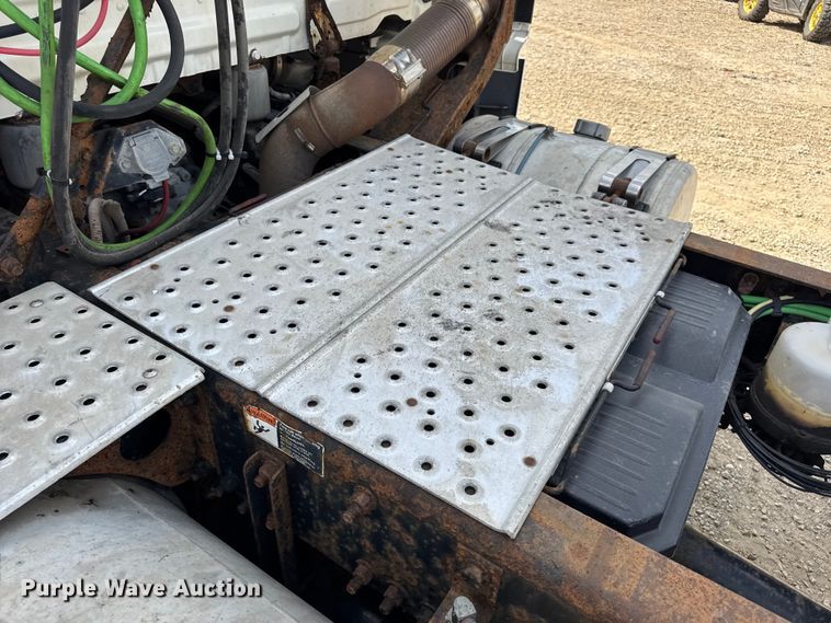 image for item DW6534 2014 Freightliner Cascadia semi truck