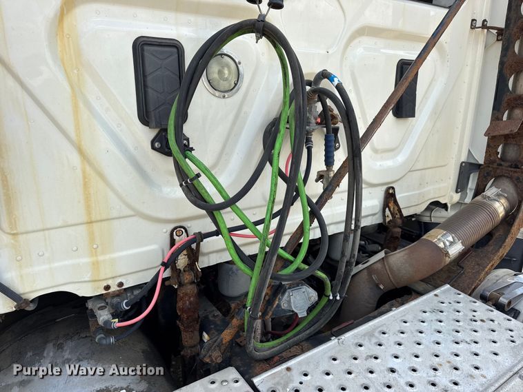 image for item DW6534 2014 Freightliner Cascadia semi truck