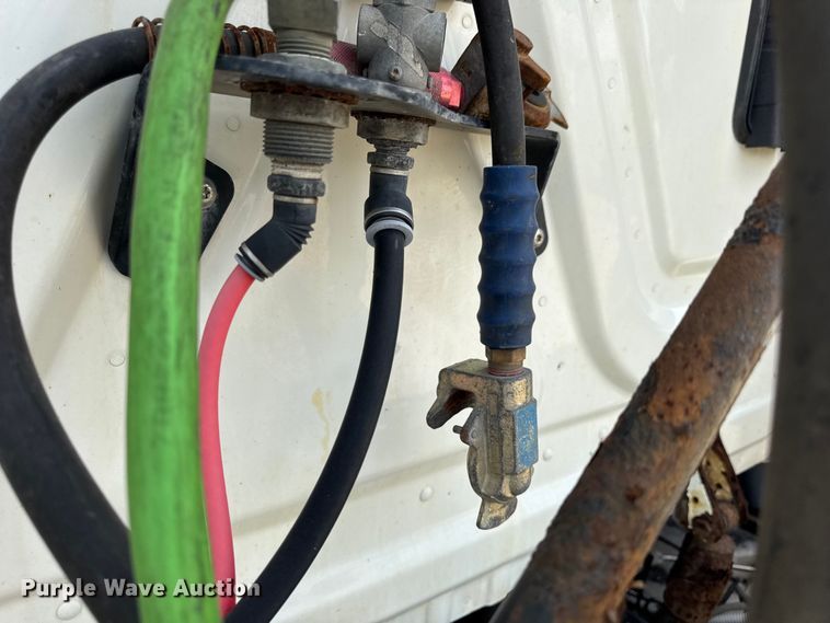 image for item DW6534 2014 Freightliner Cascadia semi truck