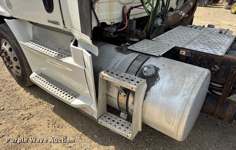 image for item DW6534 2014 Freightliner Cascadia semi truck