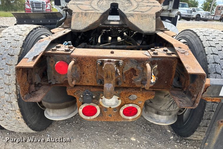 image for item DW6534 2014 Freightliner Cascadia semi truck