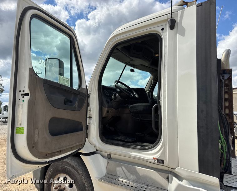 image for item DW6534 2014 Freightliner Cascadia semi truck