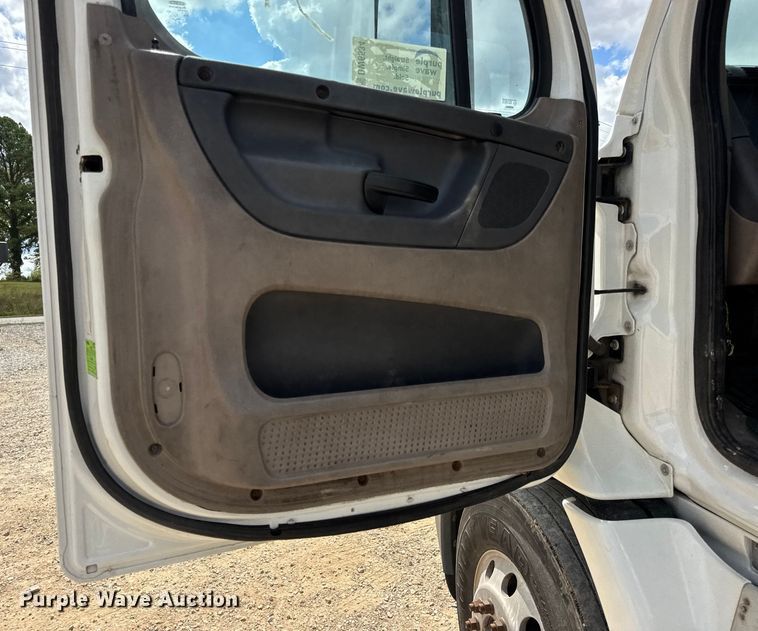 image for item DW6534 2014 Freightliner Cascadia semi truck