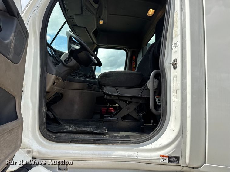 image for item DW6534 2014 Freightliner Cascadia semi truck