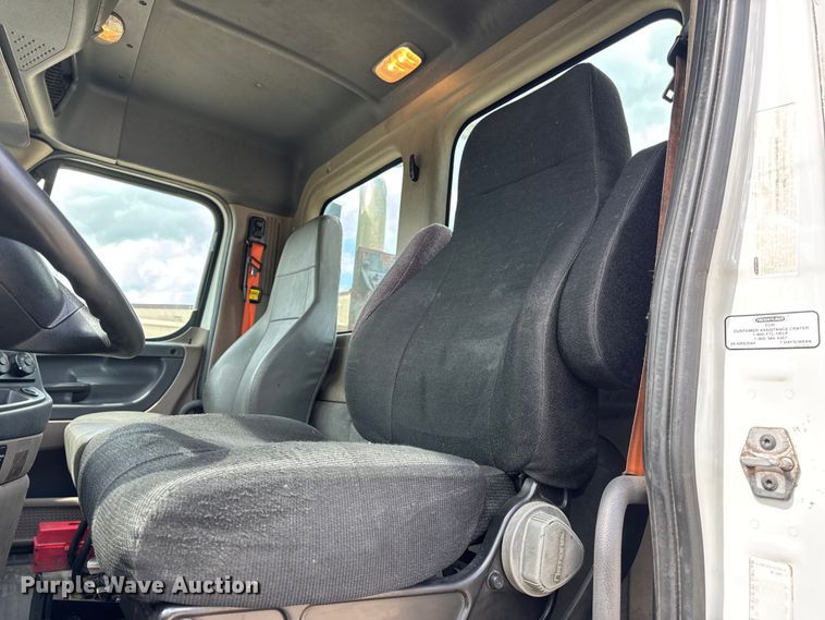 image for item DW6534 2014 Freightliner Cascadia semi truck