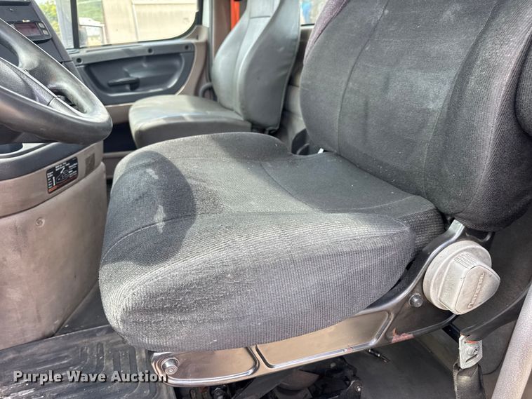 image for item DW6534 2014 Freightliner Cascadia semi truck