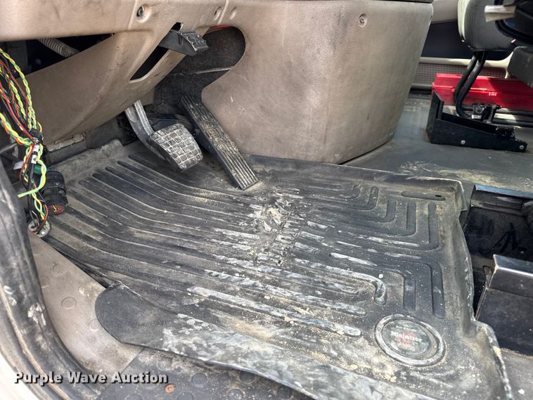 image for item DW6534 2014 Freightliner Cascadia semi truck